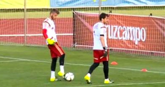 VIDEO: De Gea xỏ háng Iker Casillas trong buổi tập của TBN