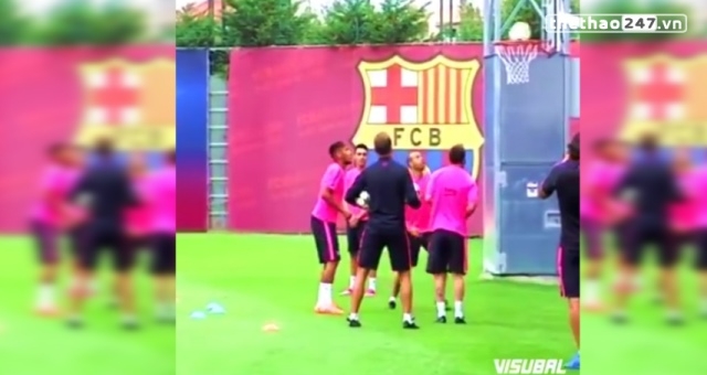 VIDEO: Messi và Neymar trổ tài chơi bóng rổ bằng đầu