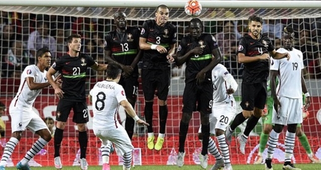 VIDEO: Pha sút phạt tuyệt đẹp của sao tuyển Pháp nhấn chìm Ronaldo