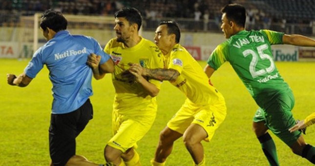 HAGL và Hà Nội T&T nhận mưa án phạt từ VFF