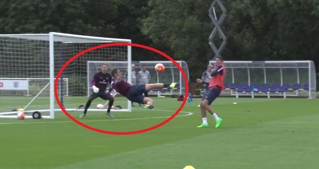 VIDEO: Pha bắt volley đẹp mắt của sao tuyển Anh trên sân tập