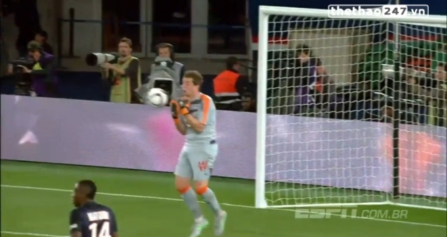 VIDEO: Pha bắt bóng nghiệp dư của thủ môn tại vòng 5 Ligue 1