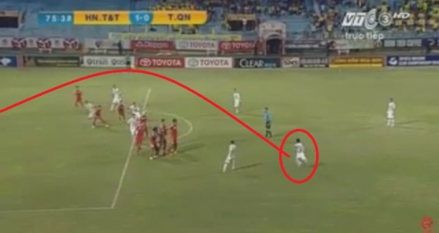 VIDEO: Pha sút phạt thần sầu của Văn Quyết vào lưới Than Quảng Ninh