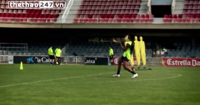 VIDEO: Choáng với màn thử giày có '1-0-2' của Ronaldinho trên sân tập.