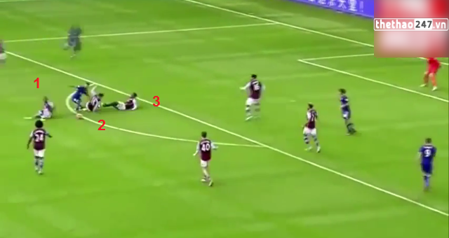 VIDEO: Cú lừa bóng kinh điển khiến 3 cầu thủ đối phương trượt ngã