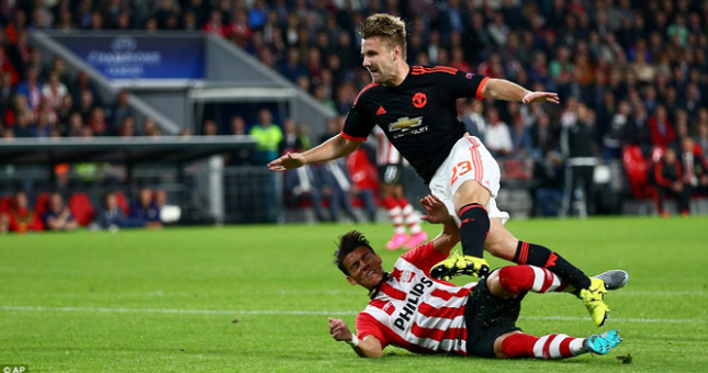 Pha vào bóng thô bạo khiến Luke Shaw của MU gãy chân
