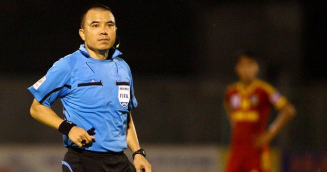 Treo còi trọng tài điều khiển trận SLNA - Đà Nẵng