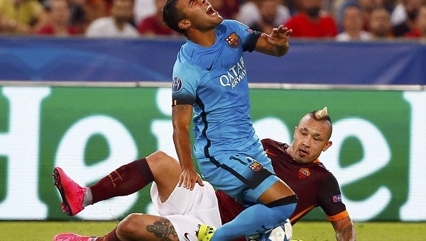 Tài năng của Barcelona suýt gãy đôi chân giống như Luke Shaw