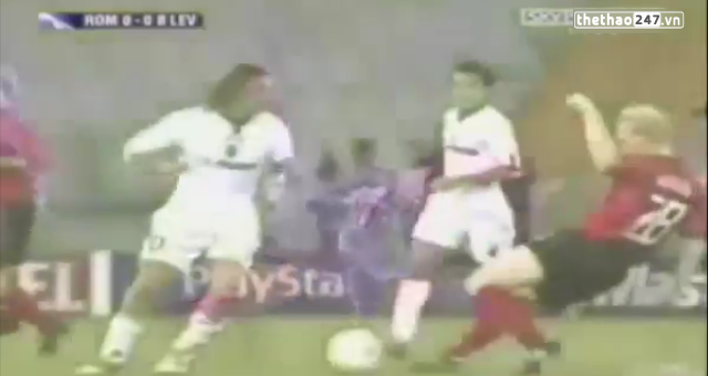 VIDEO: Cách đối phó của Totti khi đối phương vào bóng nguy hiểm