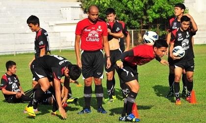 HLV Kiatisak và Choketawee làm lành sau tiệc giảng hòa