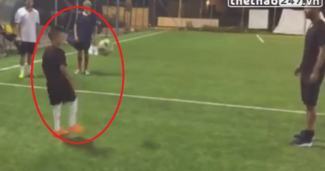 VIDEO: Thần đồng 9 tuổi của Roma thể hiện kỹ thuật khiến Ashley Cole phải kinh ngạc