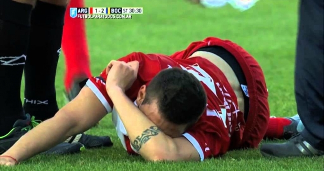 VIDEO: Pha kê chân 'rùng mình' của Tevez khiến đối phương nằm cáng