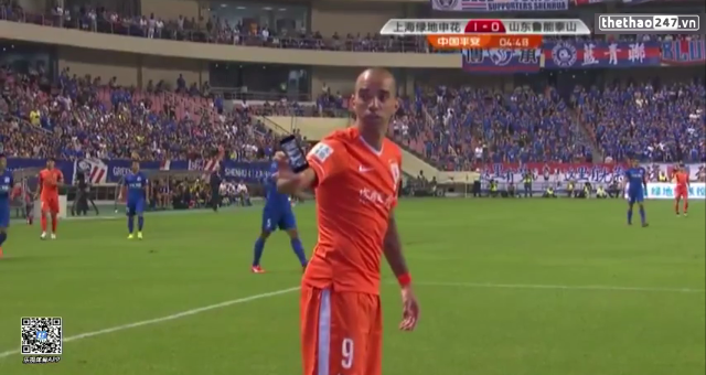 VIDEO: Cầu thủ Brazil bị CĐV ném Iphone vào người ở giải VĐQG Trung Quốc