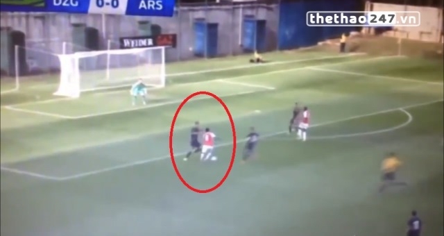 VIDEO: Sao trẻ Arsenal solo qua 3 cầu thủ đối phương ghi bàn như Messi