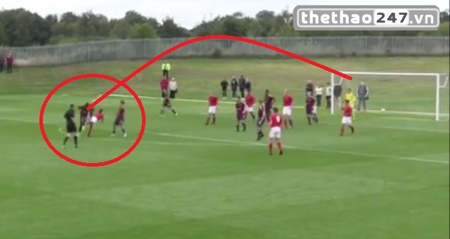 VIDEO: Siêu phẩm xe đạp chổng ngược ấn tượng của cầu thủ vô danh