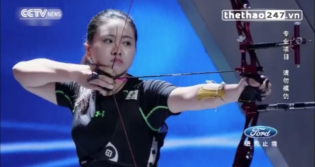 VIDEO: Ngỡ ngàng cô gái bắn tên xuyên qua bốn quạt điện trúng hồng tâm