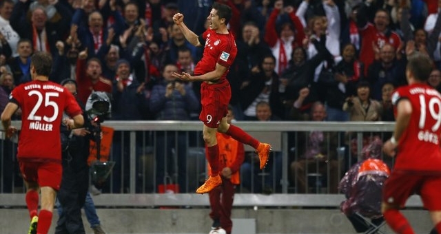 VIDEO: Lewandowski đi vào lịch sử Bundesliga sau chiến tích 'bàn tay nhỏ'