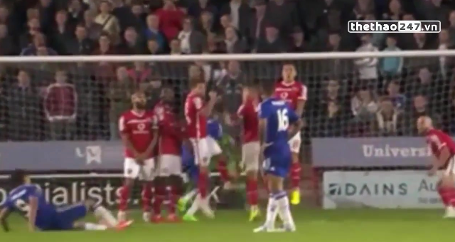 VIDEO: Pha sút phạt 'siêu tệ hại' của Falcao trong trận đấu tối qua