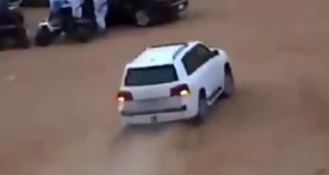 VIDEO: Ôtô mất lái gây náo loạn trên sa mạc