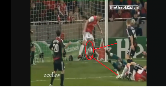 VIDEO: Bendtner - Tiền đạo đánh chặn 'xuất sắc' nhất thế giới