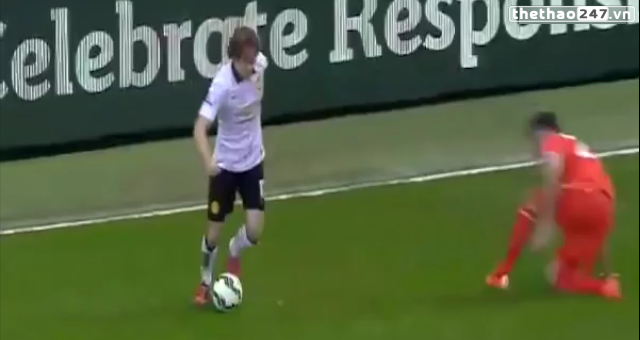 VIDEO: Daley Blind ngoặt bóng biến cầu thủ Liverool thành gã hề