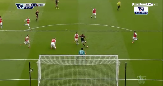 VIDEO: Tình huống hỏng ăn đáng tiếc của Martial khi đối mặt Petr Cech