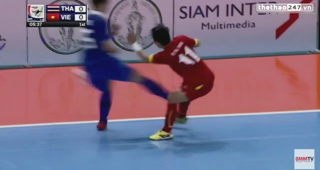 VIDEO: Pha vào bóng kinh hoàng của cầu thủ Futsal Thái Lan với Vũ Neymar