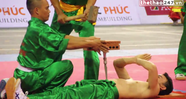 VIDEO: Màn biểu diễn khí công rùng rợn của võ thuật cổ truyền Việt Nam