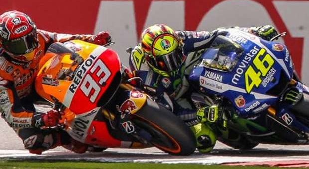 VIDEO: Cuộc chiến kinh hoàng giữa Rossi và Marquez trên đường đua MotoGP