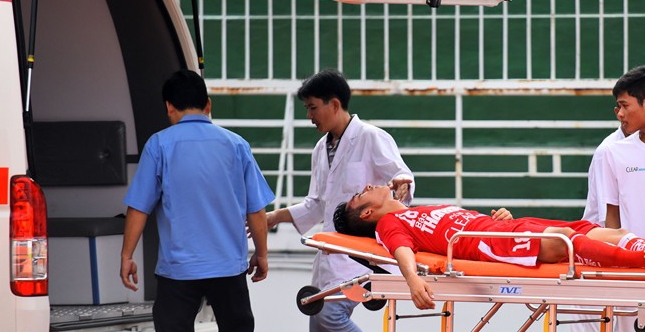 Dính trọn gầm giày vào mặt, cầu thủ U21 Bình Định nhập viện gấp
