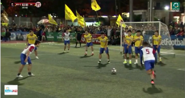 VIDEO: Pha sút phạt thành bàn như Roberto Carlos tại giải phủi Hà Nội