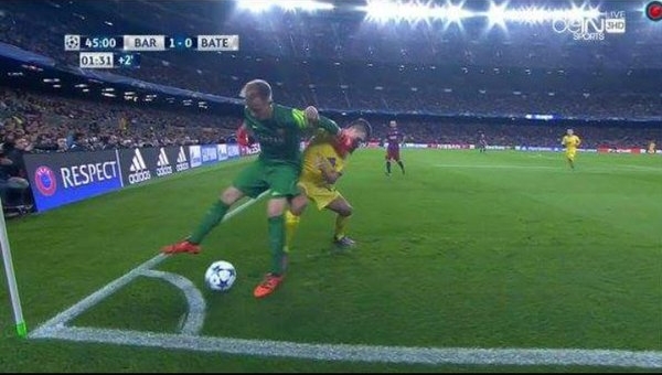 VIDEO: Pha lao ra cản phá bóng như Neuer của thủ thành Barca