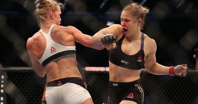 VIDEO: Nữ hoàng UFC Rousey thua sốc ở trận tranh đai hạng gà