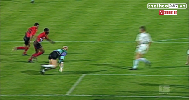 VIDEO: Xem Oliver Kahn bị đối phương biến thành gã hề thời mới nổi