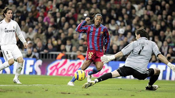 VIDEO: Bàn thắng khiến khán giả Bernabeu phải đứng dậy vỗ tay của Ronaldinho