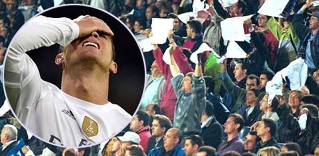 CĐV Real la ó Ronaldo, đòi Perez từ chức