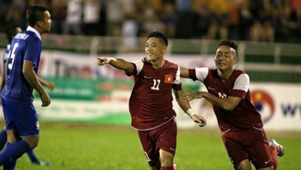 VIDEO: Lâm Ti Phông vô lê đẹp mắt tái lập thế dẫn bàn cho U21 Việt Nam