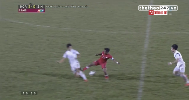 VIDEO: Cầu thủ U21 Singapore chơi kungfu với U19 Hàn Quốc
