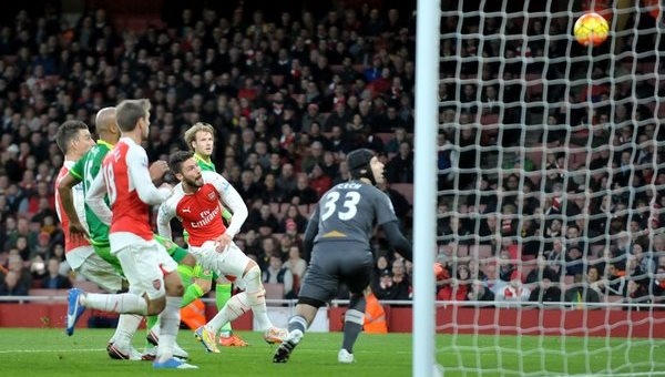 VIDEO: Bàn phản lưới nhà đáng tiếc của Giroud