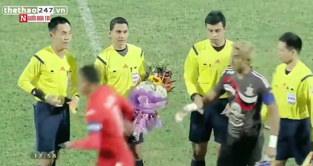 Khó hiểu: Anh Đức phớt lờ cái bắt tay của đội trưởng BK Angkor