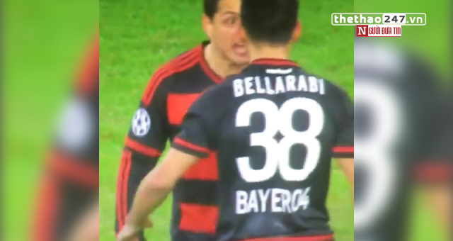 VIDEO: Chicharito quát đồng đội ngay trên sân vì chơi ích kỷ