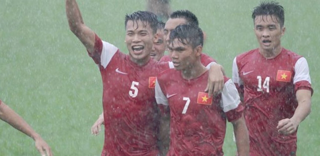 HLV Miura gọi bổ sung trung vệ từng 3 lần đứt dây chằng