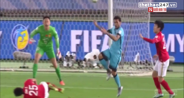 VIDEO: Cầu thủ Trung Quốc gãy gập chân vì Dani Alves
