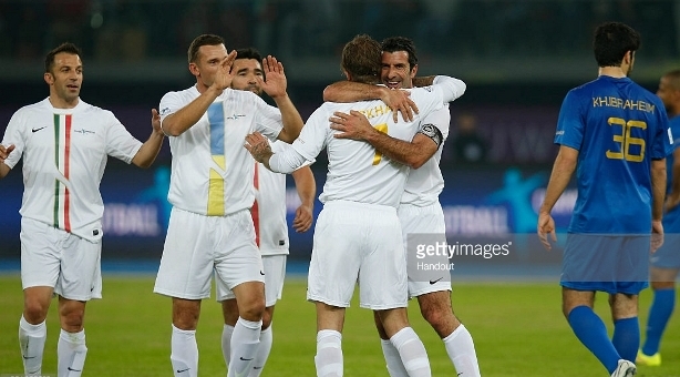 VIDEO: Màn phối hợp ghi bàn siêu đẳng của Figo - Beckham trong ngày tái xuất