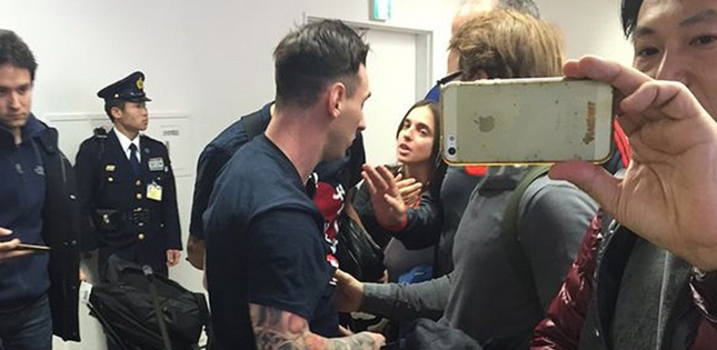 Messi bị fan River Plate mắng té tát tại sân bay