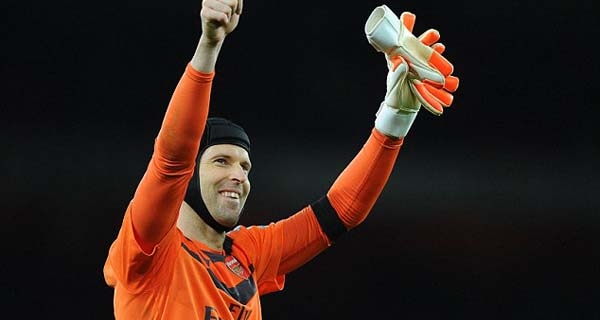 Petr Cech lập kỷ lục trong ngày Arsenal lên ngôi đầu bảng