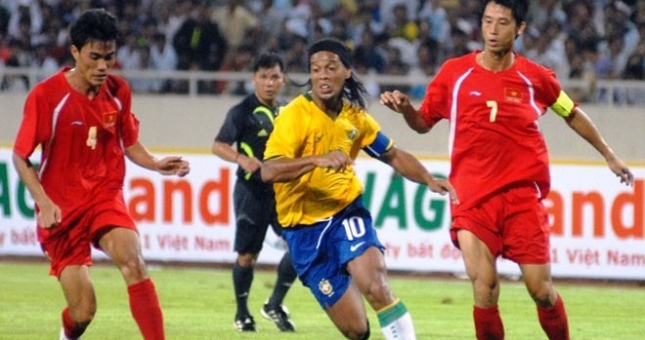 Ronaldinho xác nhận trở lại, đá 40 phút ở Việt Nam