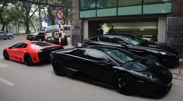 Danh tính vị đại gia khoe xe bạc tỷ tại Hà Nội