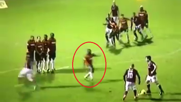 VIDEO: Tình huống không hiểu luật siêu hài của cầu thủ châu Phi