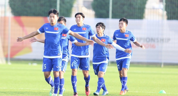 Mắt sưng húp, Công Phượng vẫn ra sân tập luyện